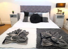 New Sunset Square Eastbourne 2 Bed Apartment, Long stay welcome